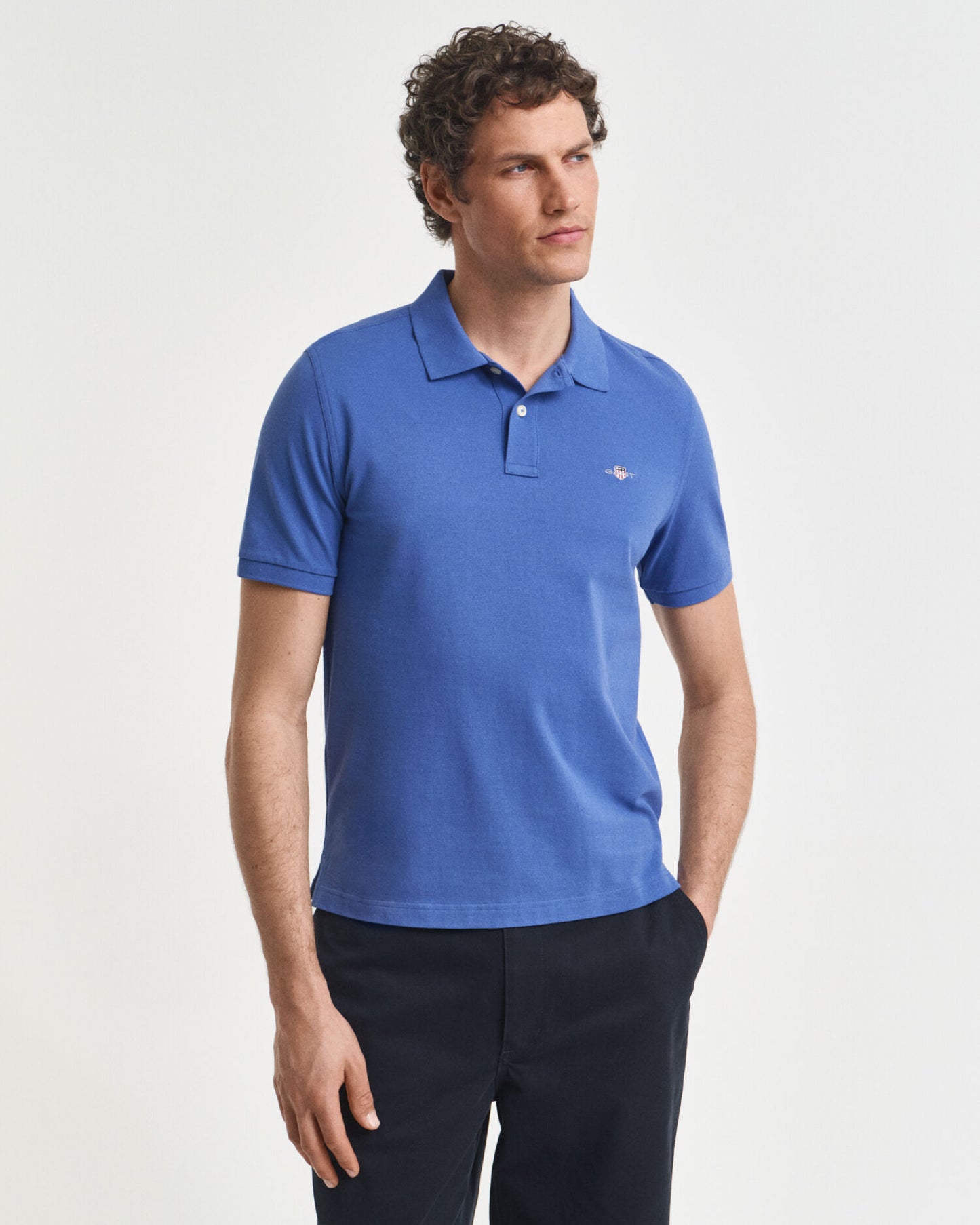 Polo piqué coupe classique avec écusson