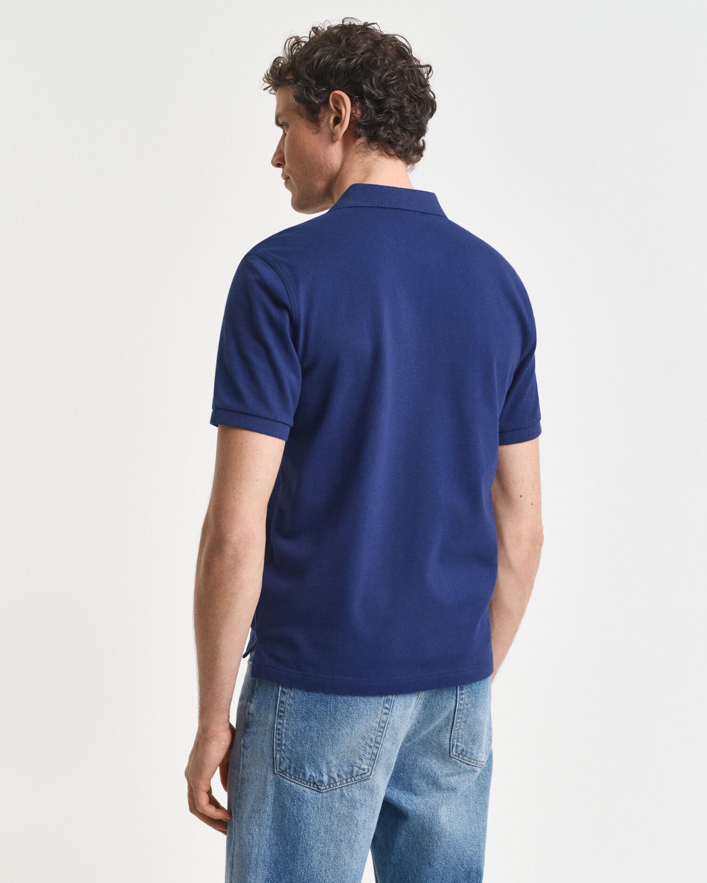 Polo piqué coupe classique avec écusson