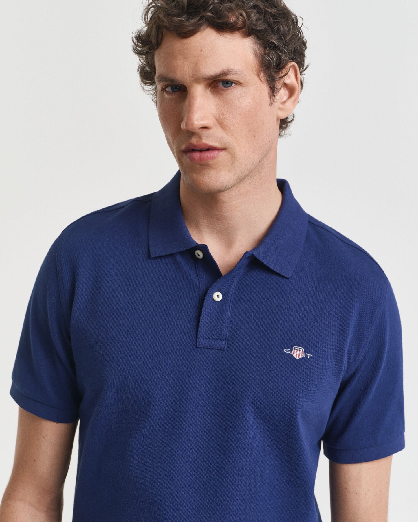 Polo piqué coupe classique avec écusson