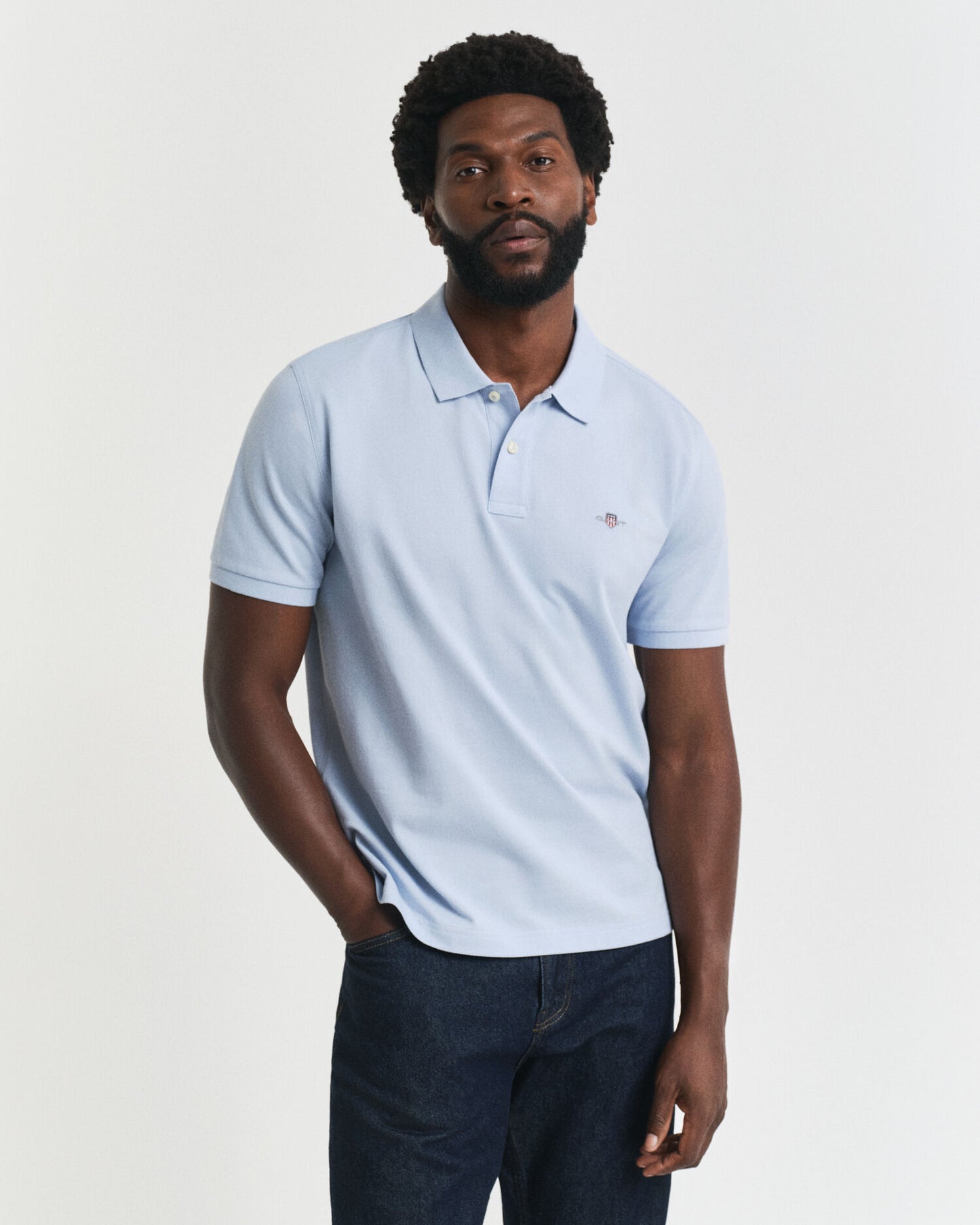 Polo piqué coupe classique avec écusson