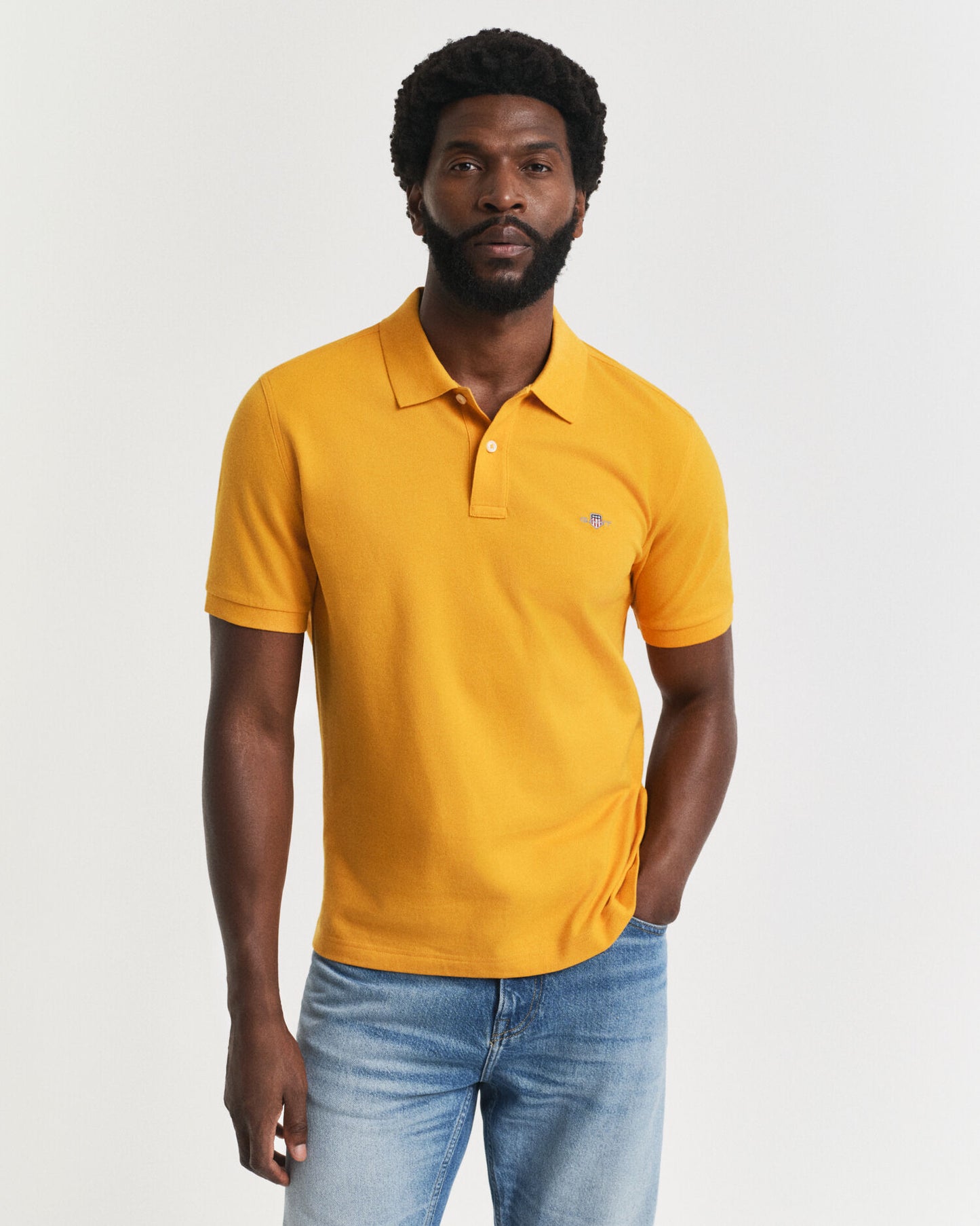 Polo piqué coupe classique avec écusson